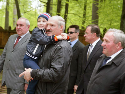 Александр Григорьевич Лукашенко с младшим сыном Николаем