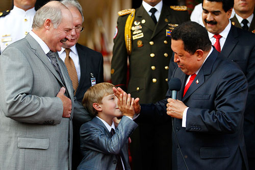 Уго Чавес: "Сегодня в Венесуэле праздничный день, мы принимаем президента Лукашенко и его сына"